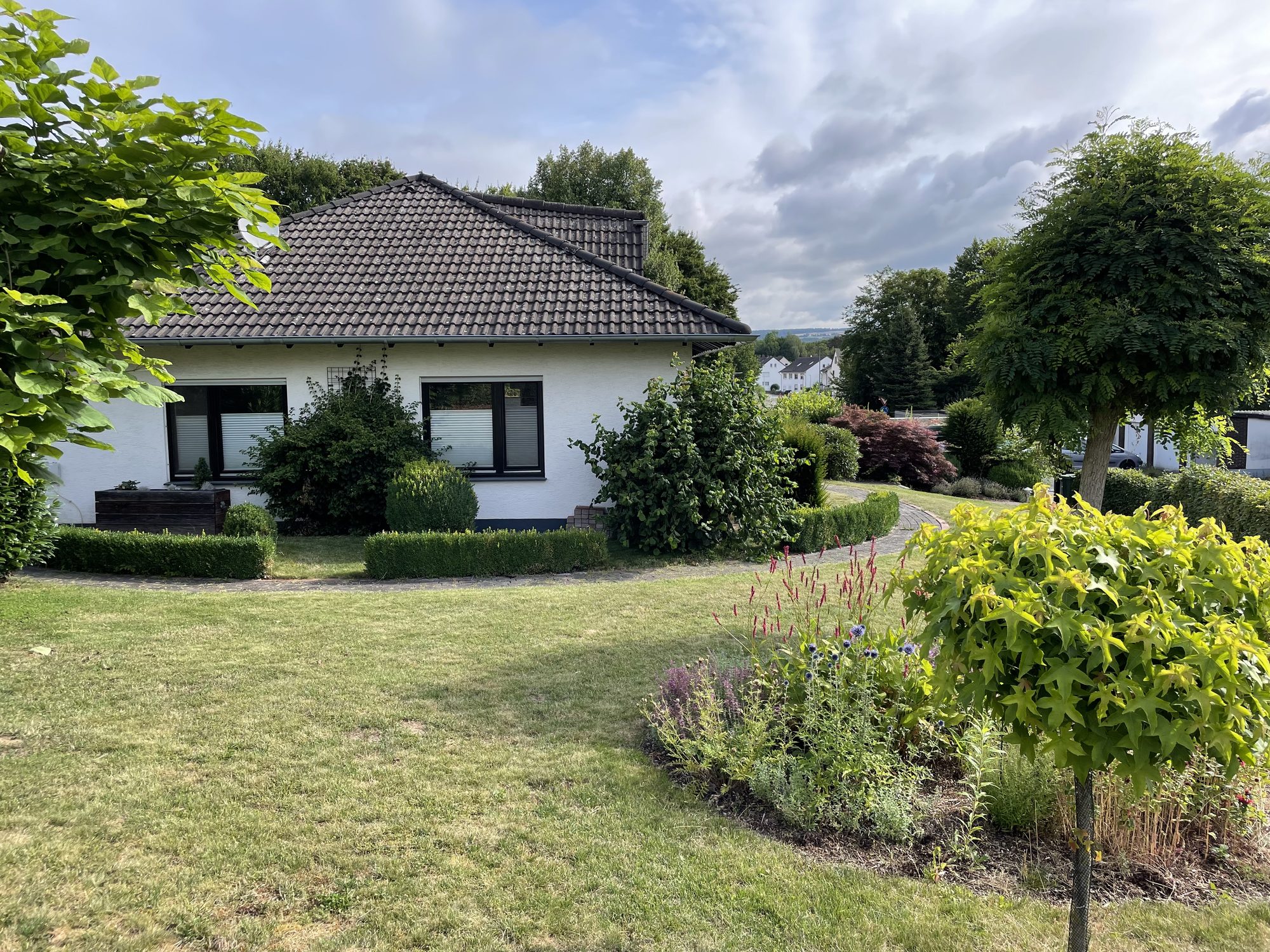 Blick vom Garten auf das Haus